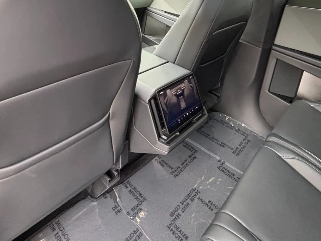 2024 Tesla Cybertruck — photograph 11