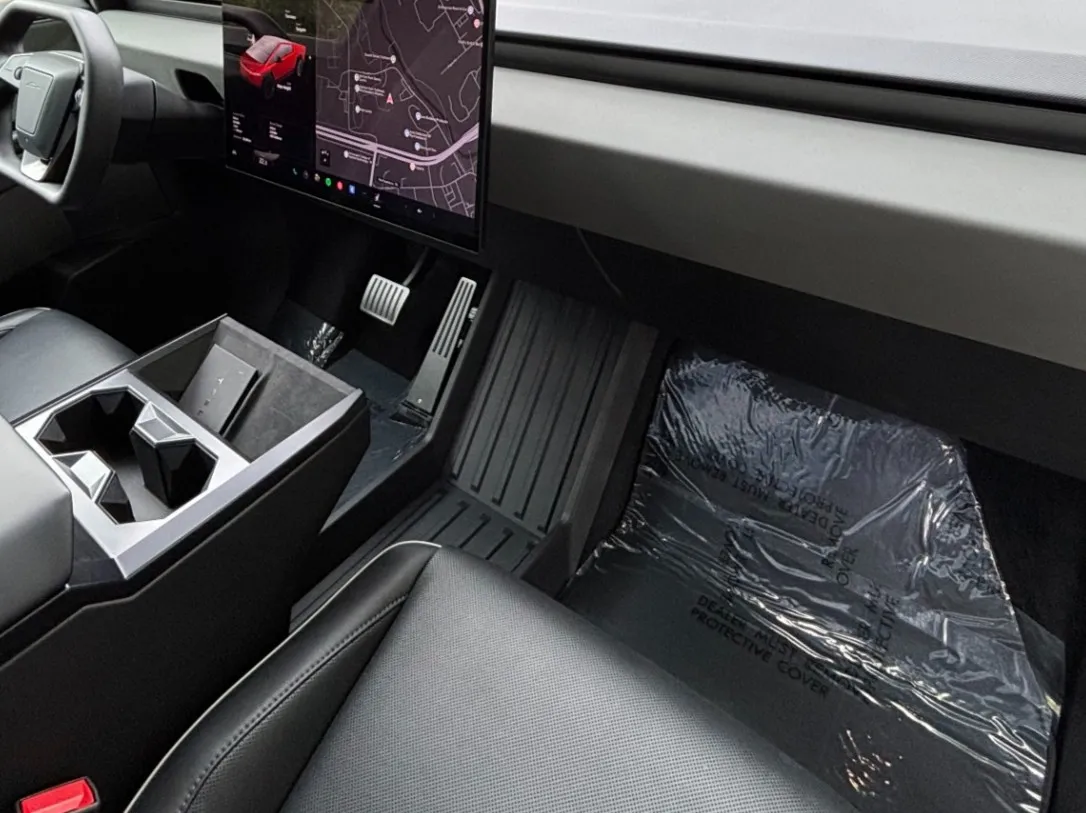 2024 Tesla Cybertruck — photograph 16
