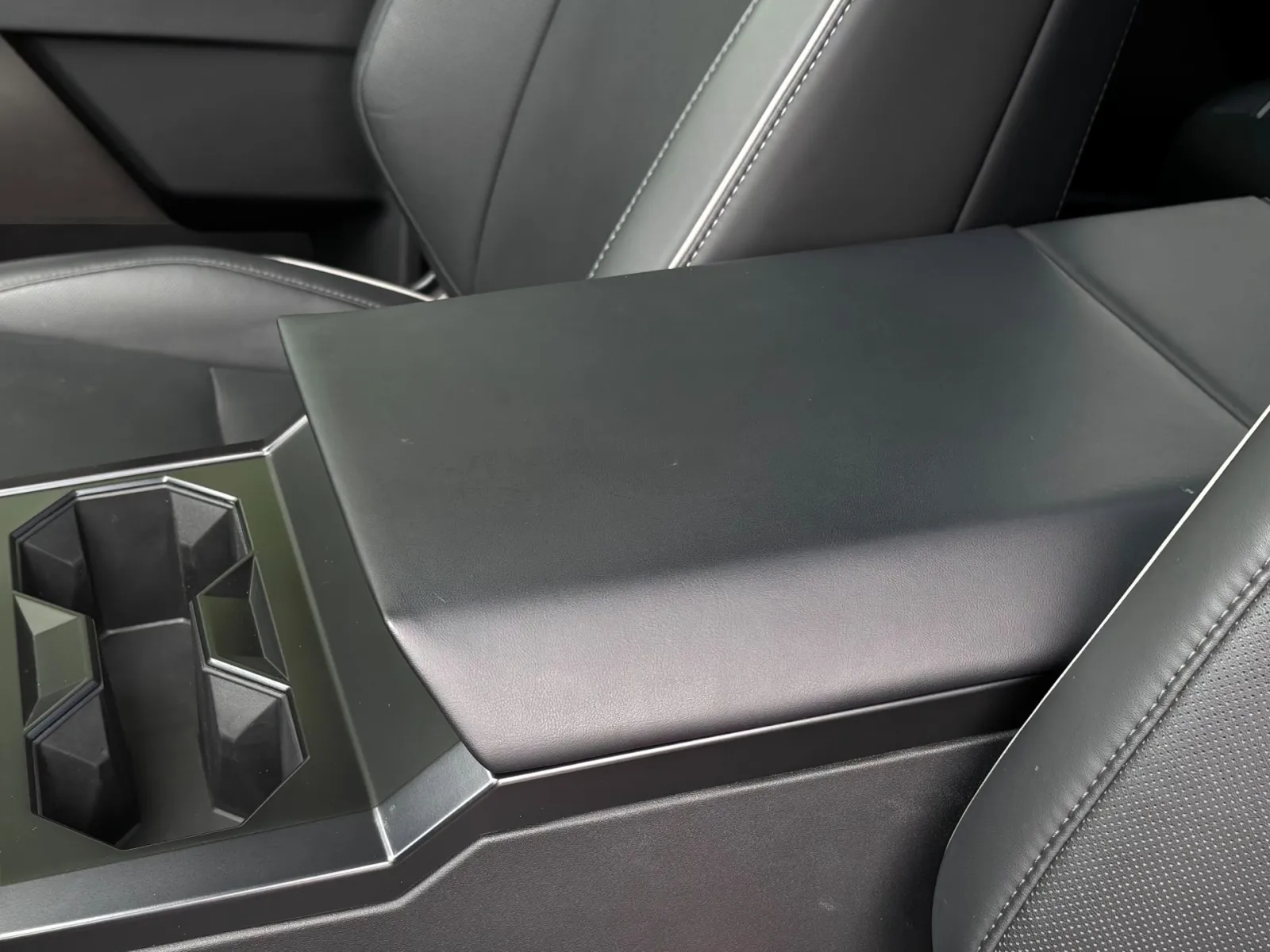 2024 Tesla Cybertruck — photograph 8