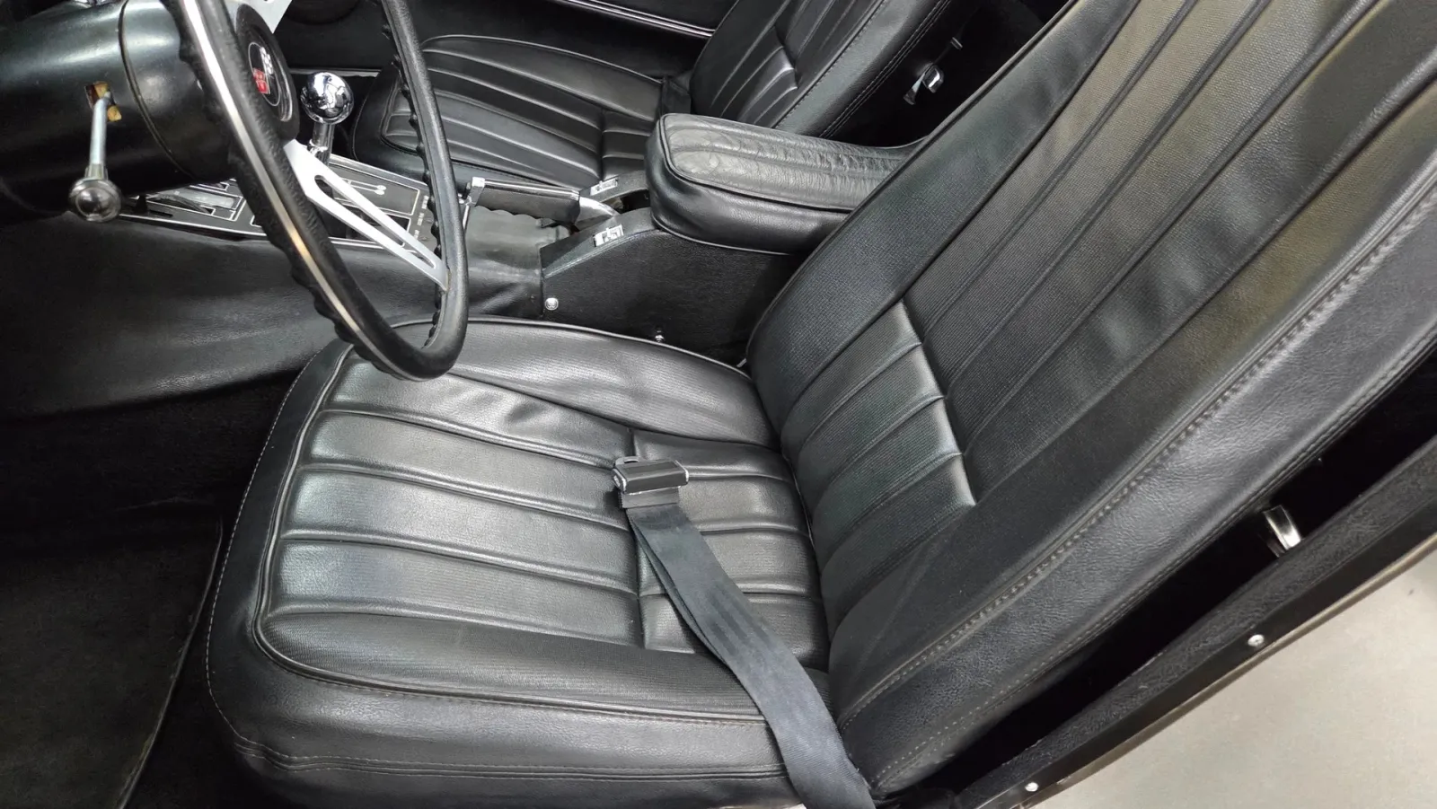 1969 Chevrolet Corvette — photograph 11