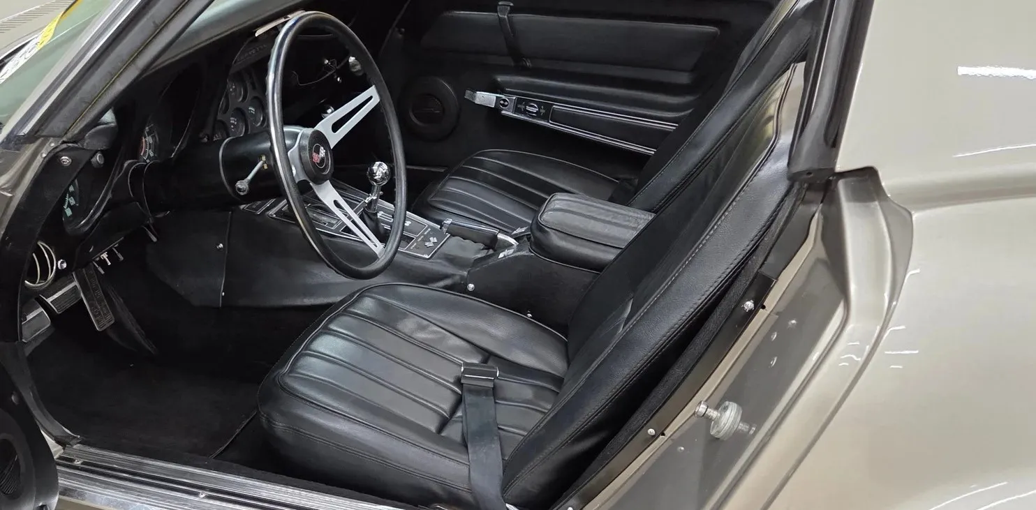 1969 Chevrolet Corvette — photograph 7