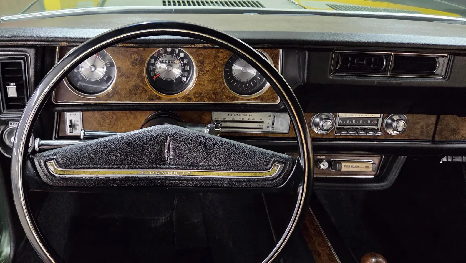1970 Oldsmobile Cutlass — photograph 13