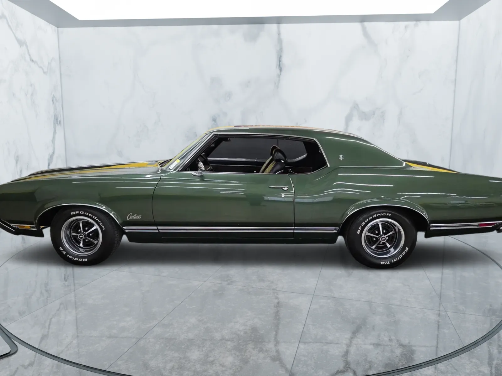 1970 Oldsmobile Cutlass — photograph 2