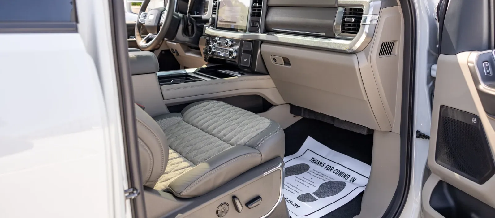 2025 Ford F-450 Platinum — photograph 12