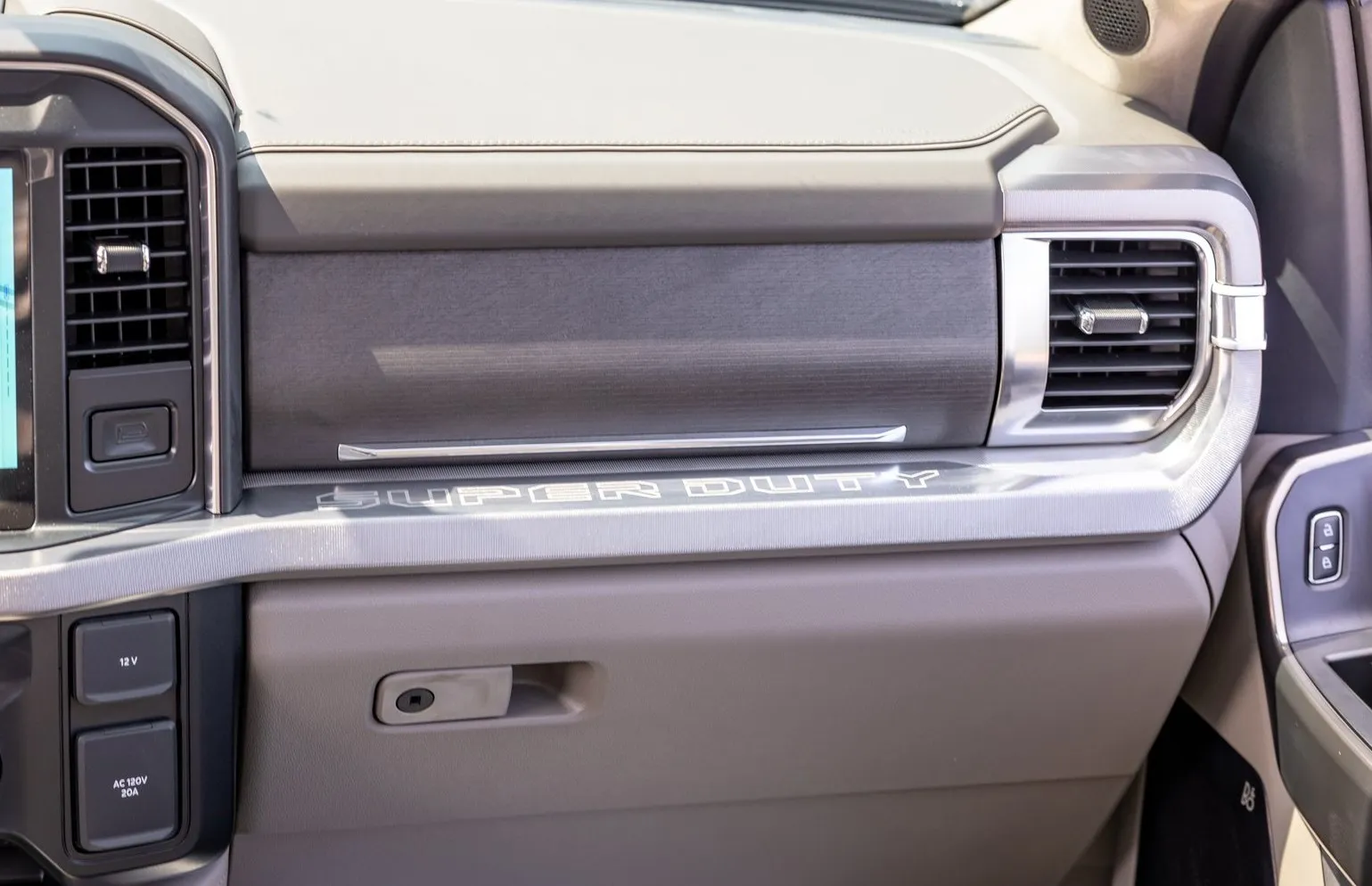 2025 Ford F-450 Platinum — photograph 15