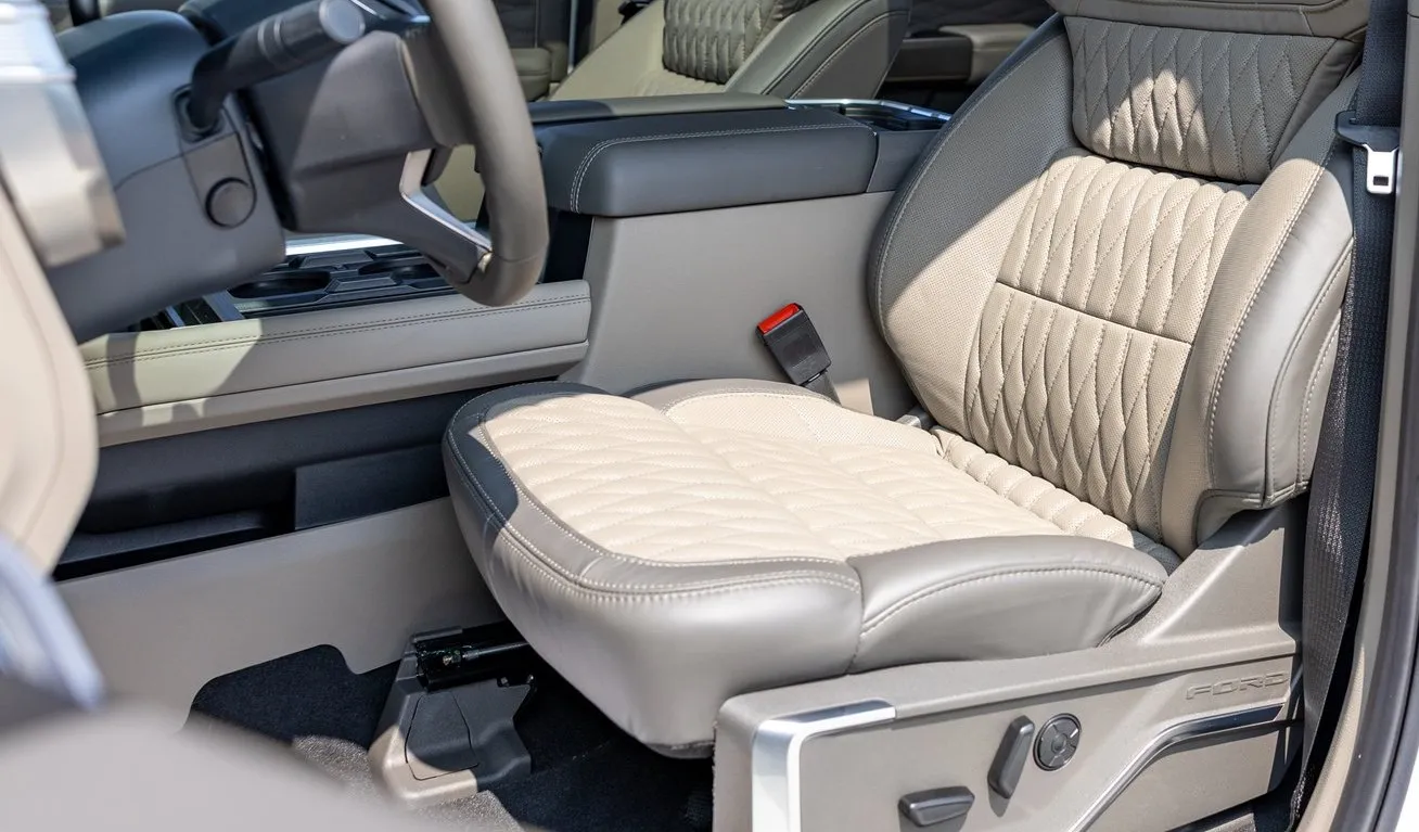 2025 Ford F-450 Platinum — photograph 9