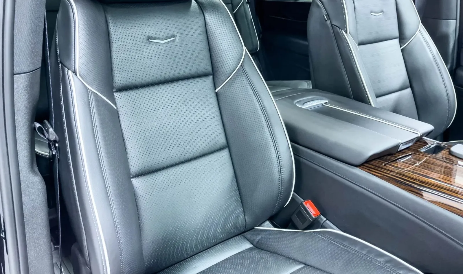 2023 Cadillac Escalade Premium Luxury — photograph 10