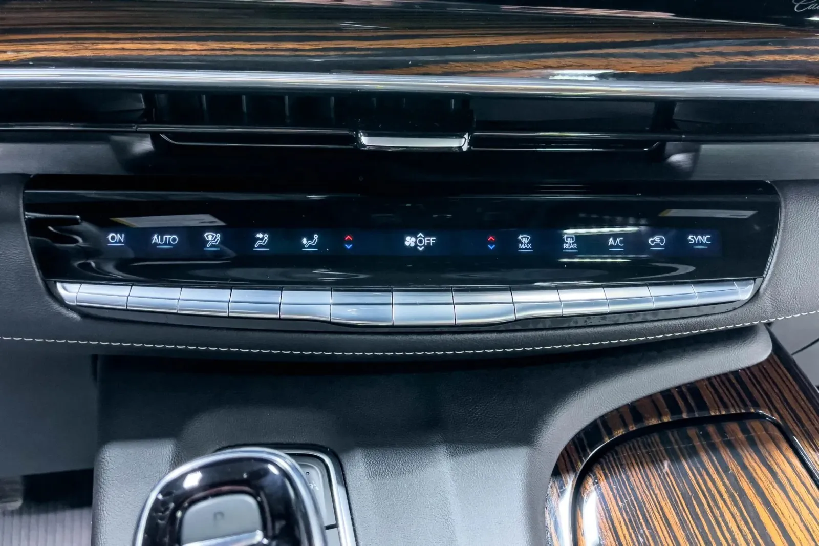 2023 Cadillac Escalade Premium Luxury — photograph 13