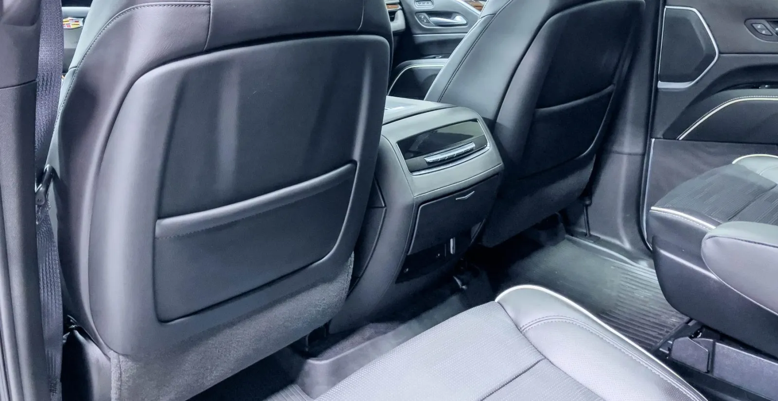 2023 Cadillac Escalade Premium Luxury — photograph 15