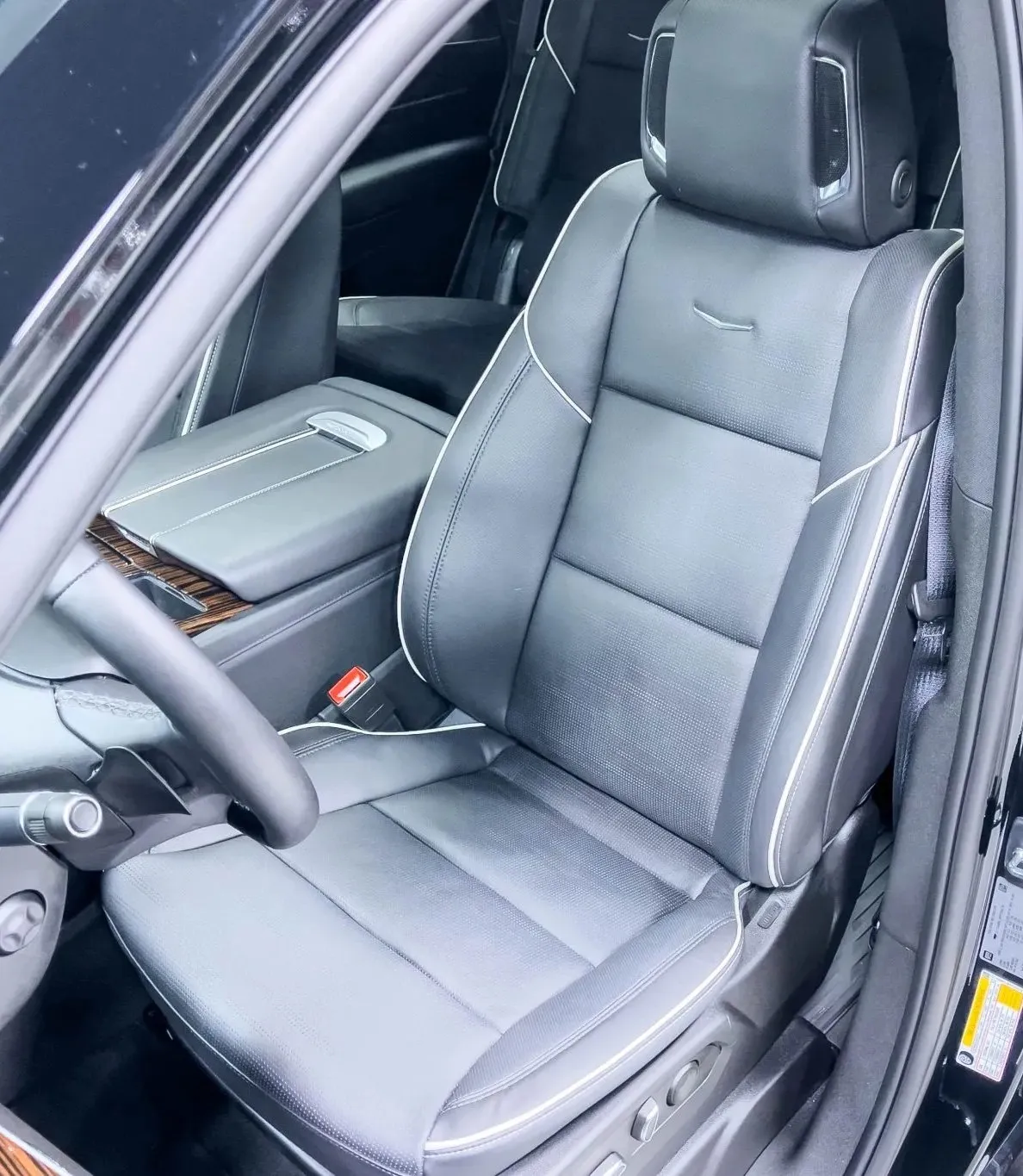 2023 Cadillac Escalade Premium Luxury — photograph 9
